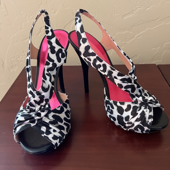 Betsy Johnson Size 7 Vera Cuoio Animal Print Heels - Picture 1 of 5